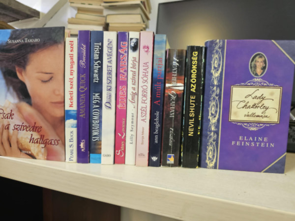 Elaine Feinstein, Nevil Shute, Heather Graham, Ann Beaglehole, Sonja Meer, Lilly Seymour, Sindey Lawrence, Barbara Delinsky, Tristan Schwartz, Amanda Quick, Pearl S. Buck, Susanna Tamaro: 12db romantika, KÖNYVMENTŐ AJÁNLAT: Lady Chatterley vallomása, Az örökség, Elcsábítva, A múlt partjai, A szél forró sóhaja, Amíg a szíved bírja, Édes rabság, Ki szeret a végén, Még a cowboyok is, Becsület, Csak a szívedre hallgass, Keleti szél nyugati szé antikvár