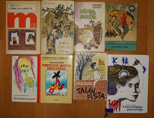Tóth László, Csukás István, Molnár Ferenc, Mándy Iván, Kiss József László, Vázsonyi Endre, Varga Domokos, Tatay Sándor: 8 klasszikus magyar gyerekkönyv: Csicsóka és a moszkítók, A boszorkány porszívója, Fortélyos mmester királysága, Pál utcai fiúk, csutak és a szürke ló, Kinizsi Pál, Talán Pista, Kölyökkostólgató antikvár