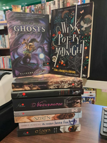 L.J. Smith, Suzanne Selfors, Elizabeth Bear, Kelly Creagh, Delphine De Vigan, Spirit Bliss, Mary E. Pearson, Kiera Cass, April Genevieve Tucholke: 9 db-os ifjúsági KÖNYVMENTŐ AJÁNLAT: Night World-A titkos vámpír, Mentsük meg Júliát!, Range of Ghosts-Szellemek hegyei, Nevermore-Soha már, No és Én, A szem (Reményfosztottak 1.), Az imádott Jenna Fox, A szirén, A hős, a hazug és a hitvány antikvár