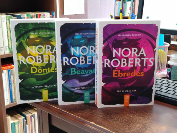 Nora Roberts: Sárkányszív sorozat 1-3. Ébredés+Beavatás+Döntés antikvár