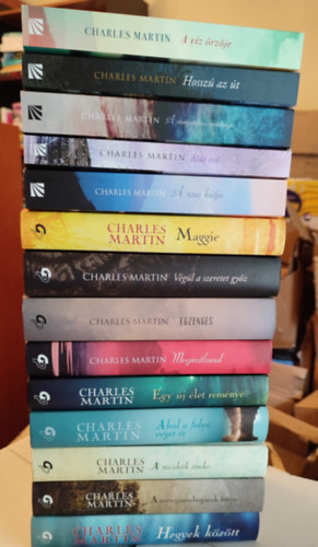 Charles Martin: Charles Martin könyvgyűjtemény (14 db könyv) / Hegyek között, A szentjánosbogarak fénye, A tücskök éneke, A szív kútja, Ahol a folyó véget ér, Egy új élet reménye, Megíratlanul, Égzengés, Áldó eső, Végül a szeretet győz, A megváltás reménye, Hosszú az út antikvár