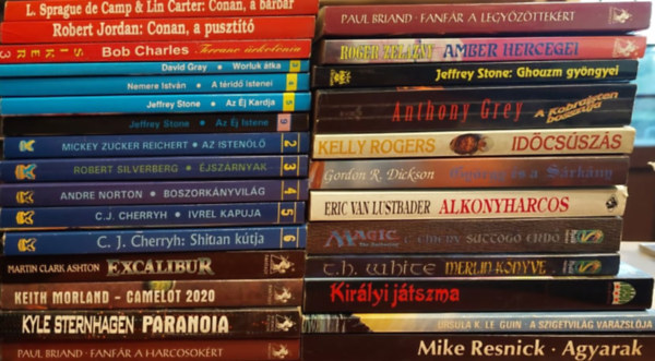 Camp, L. Sprague de-Carter, L., Robert Jordan, Bob Charles, David Gray, Nemere István, Jeffrey Stone, Mickey Zucker Reichert, Robert Silvenberg, C. J. Cherryh, Martin Clark Ashton, Kyle Sternhagen, Paul Briand, Anthony Grey, Kelly Rogers, Gordon R. Dickson, Eric v. Lustbader, Clayton Emery, Ursula K. Le Guin, Mary Lide, T.H. White, Mike Resnick: 28 db fantasy könyv: Conan, a bátor, Conan a pusztító, Terrano űrkolónia, Worluk átka, A téridő istenei, Az éj kardja Az éj istene, Az istenölő, Éjszárnyak, Boszorkányvilág, Ivrel Kapuja, Shiuan kútja, Excalibur,Camelot 2020,Paranoia, Fanfár a harcosokért könyv