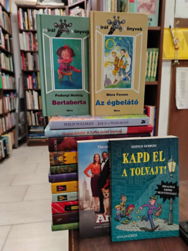 Philip Pullman, Móra Ferenc, Podonyi Hedvig, Gumpert, Steffen, Thomas Schmid, Annie Pietri, M. G. Leonard, Jean Webster, Tormod Haugen, Marion Van De Coolwijk, Thomas Brezina, Molnár Csaba, Christine Nöstlinger: KÖNYVMENTŐ AJÁNLAT, 15 db. Ifjúsági könyvek. Annie+ Kapd el a tolvajt+ Bertaberta+ Az égbelátó+ Jack és a Madárijesztő+ A Zoffke család felpörög+ A Napkirály kémnője+ Bogárkirálynő+ Patty a kollégiumban+ Zeppelin+ Apa kerestetik+ Paparazzók Hálójában+ antikvár