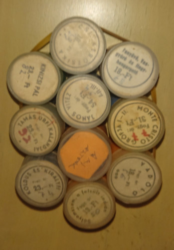 10 db klasszikus diafilm: Kinizsi Pál, Csipkerózsika, Fanyűvő, Vasgyúró és Hegyhengergető, Monte Cristo grófja I-II., Vadölő, Sólyomszem, a felsült indián, Tamás úrfi kalandjai, A mi autónk, János vitéz antikvár