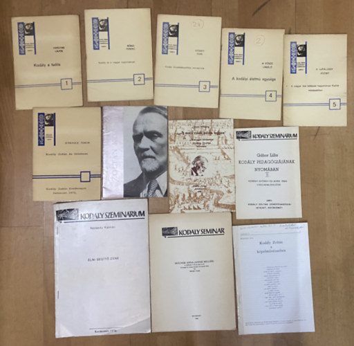 Nádasdy Kálmán, Ittzés Mihály, Gábor Lilla, Straky Tibor, dr. Ujfalussy József, Vitányi Iván, Bónis Ferenc, Vargyas Lajos: Kodály Zoltán füzetcsomag - 10 db + 2 db angol nyelvű - Élni segítő zene, Molnár Anna, Kodály Zoltán a képzőművészetben, Zoltán Kodály eighty years old, A múlt csak példa legyen,  Kodály pedagógiájának nyomában II., folytatás a leírásban antikvár